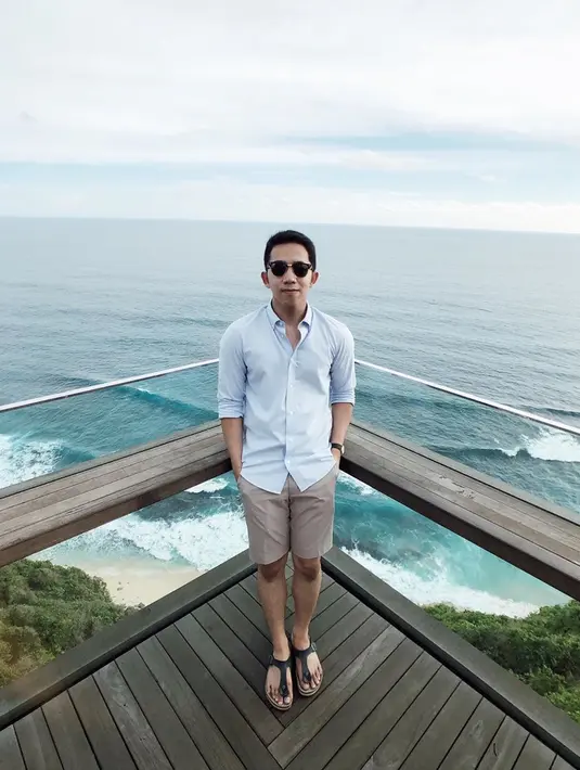 Jalal tidak suka mengumbar fakta jika ia adalah anak pejabat. Ia juga kerap berpenampilan santai. Saat di pantai ia mengenakan kemeja yang dipadukan dengan celana pendek, simple dan modis. (Liputan6.com/IG/@yoomrj)