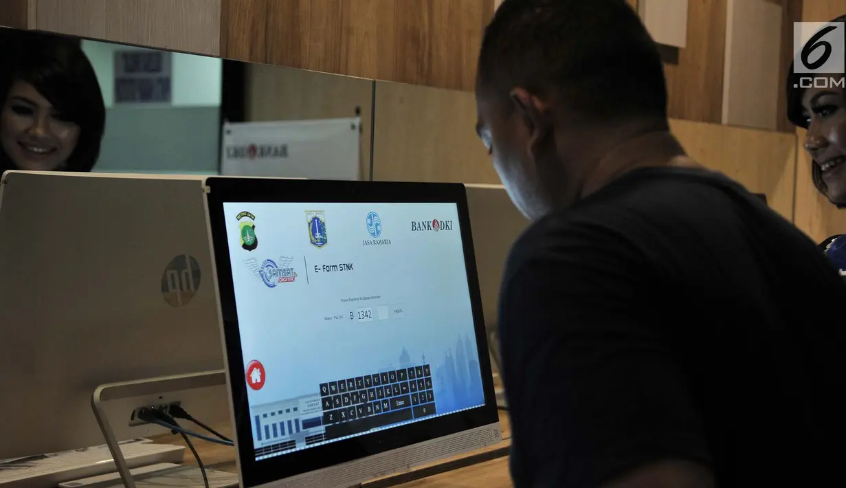 Warga mengisi data kendaraan via Samsat Digital (e-Samsat) di Kantor Bersama Pelayanan Satu Atap Polda Metro Jaya, Senin (26/3). Layanan ini dimaksudkan untuk mempermudahkan masyarakat membayar pajak kendaraan. (Merdeka.com/Iqbal S. Nugroho)