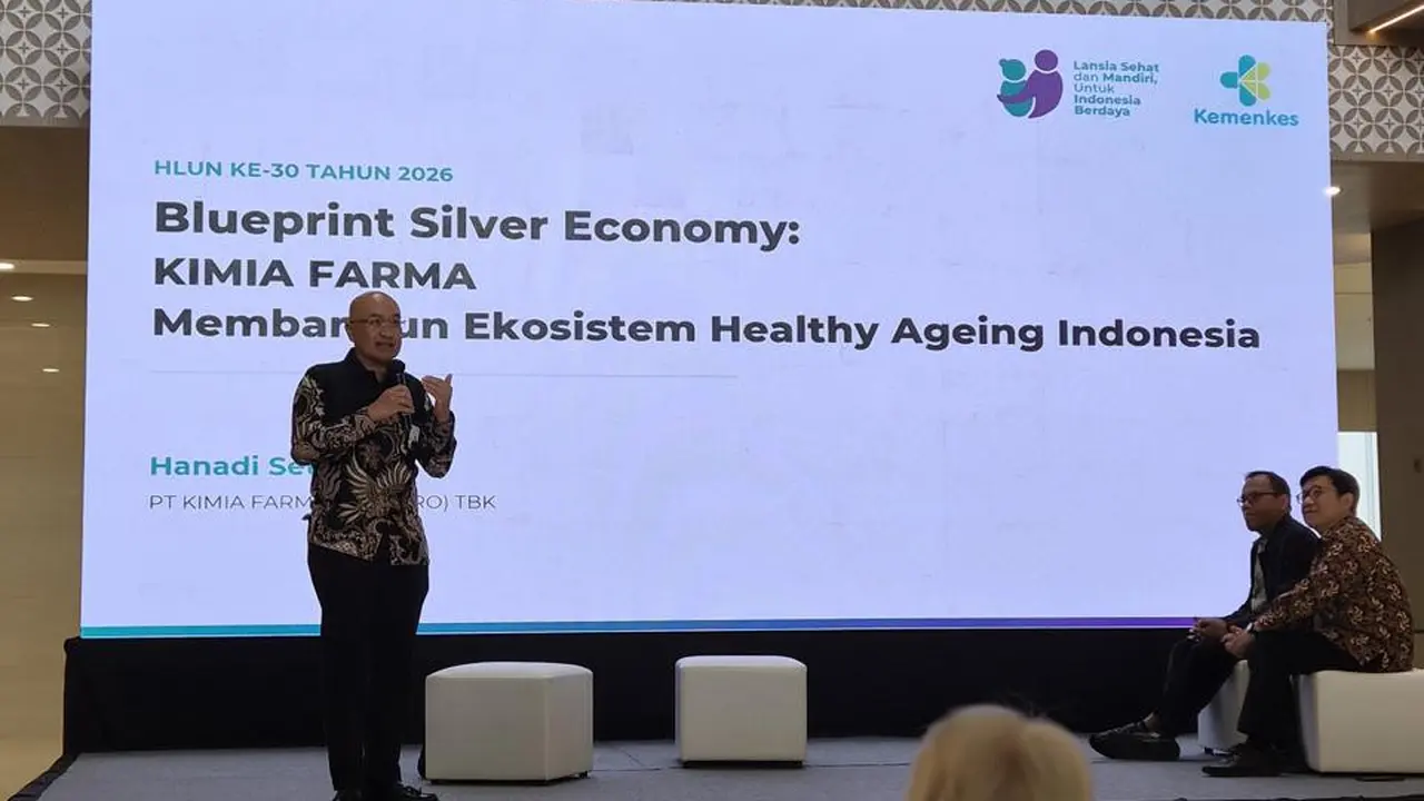 Direktur Komersial Kimia Farma, Hanadi Setiarto, memaparkan inisiatif transformasi KAEF dalam ajang Indonesia Active Ageing Summit 2026. (Dok KAEF)