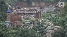 Aktivitas pekerja saat menyelesaikan proyek pembangunan saringan sampah Kali Ciliwung segmen Jalan TB Simatupang, Jakarta, Minggu (12/2/2023). Kepala Dinas Lingkungan Hidup DKI Jakarta Asep Kuswanto mengatakan pengerjaan proyek saringan sampah di Jalan TB Simatupang molor dari target. (merdeka.com/Iqbal S Nugroho)