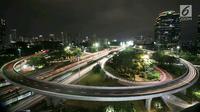 Sejumlah kendaraan melintasi Simpang Susun Semanggi di kawasan Semanggi, Jakarta, Jumat (28/7). Jembatan layang non tol yang dibangun pada 8 April 2016 ini hanya boleh dilalui kendaraan roda empat. (Liputan6.com/Angga Yuniar)