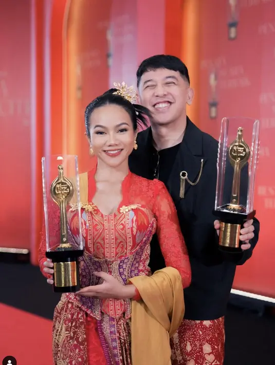 Gaya eklektik selalu berhasil ditampilkan oleh Yura Yunita. Kali ini ia terlihat kenakan kebaya dengan paduan dua korset songket dan batik, menampilkan kekayaan wastra nusantara dalam satu look. [Foto: Instagram/ Yura Yunita]