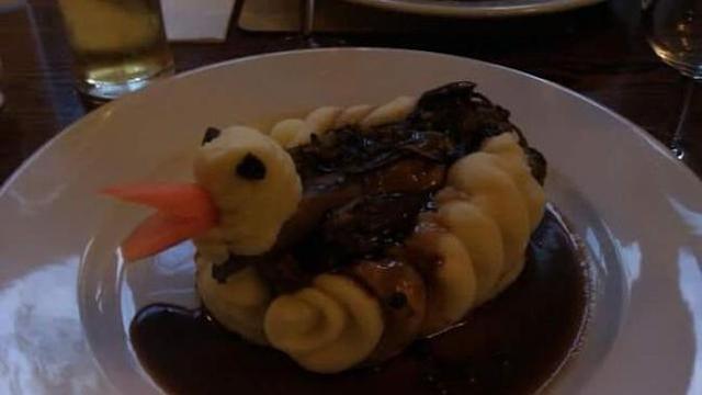 6 Potret Makan Bebek Ini Anti-Mainstream, Kelewat Nyeleneh