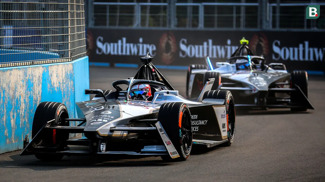 Foto: Manuver Para Pebalap Formula E saat Jajal Jakarta Intenational E-Prix Circuit pada Sesi Latihan Bebas