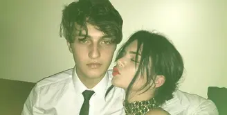 Kendall Jenner tertangkap berciuman dengan adik dari Bella dan Gigi Hadid, Anwar Hadid. (instagram/kendalljenner)