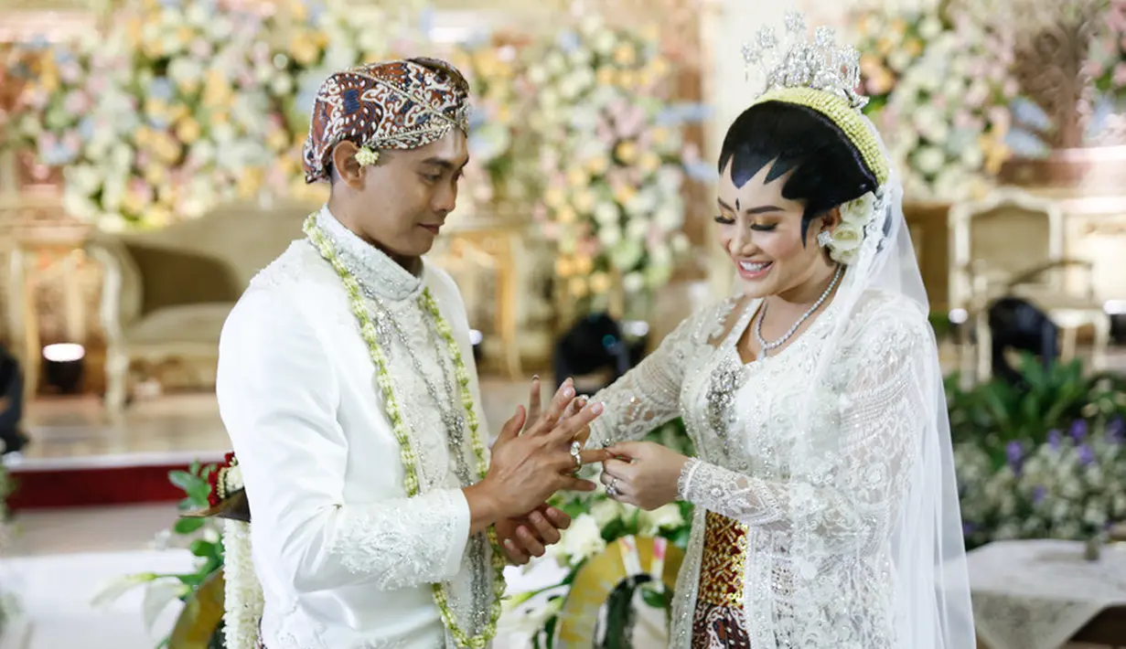 Shinta Bachir terlihat tersenyum bahagia setelah Indra selesai mengucap ijab kabul dan dinyatakan sah. Shinta Bachir resmi menjadi istri dari Indra Kristianto. [Foto; KapanLagi.com/Bayu Herdianto]