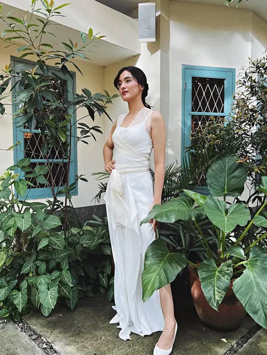 Terlihat cantik paripurna, pesona Mawar kian terpancar dengan busana bernuansa cerah. Dalam media sosialnya ini ia pun menuai banyak ucapan selamat atas kariernya yang menjadi brand ambassador dari produk kosmetik milik Luna Maya baru-baru ini. (Liputan6.com/IG/@mawar_eva)