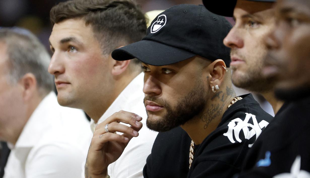 Neymar menonton Game 3 pertandingan bola basket NBA Finals antara Miami Heat dan Denver Nuggets, di Miami, Rabu, 7 Juni 2023. (Mike Ehrmann/Getty Images/AFP)