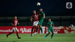 Pemain PS Sleman Arthur Daniel Irawan (tengah) duel udara dengan pemain Bali United, Fadil dalam pertandingan perempat final Piala Menpora 2021 di Stadion Si Jalak Harupat, Bandung. Senin (12/4/2021).  PS Sleman mengalahkan Bali United 4-2 lewat adu penalti. (Bola.com/Ikhwan Yanuar)