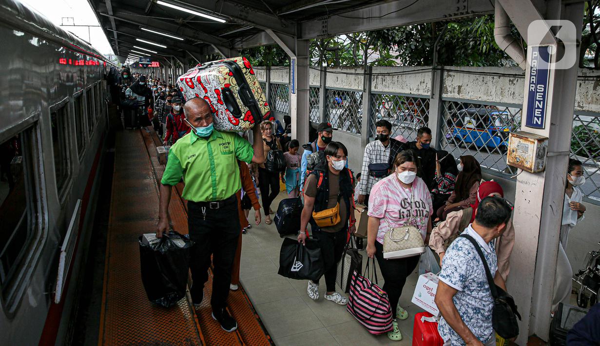 Melansir rilis KAI Daop 1 Jakarta, Senin, terdapat 23.400 penumpang berangkat dari stasiun Pasar Senen dengan menggunakan layanan 32 kereta api yang beroperasi. (Liputan6.com/Faizal Fanani)