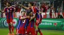 Selebrasi pemain-pemain Bayern usai Robert Lewandowski mencetak gol ketiga (Reuters/Michaela Rehle)