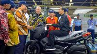 Presiden Joko Widodo mencoba Yamaha Xmax di pabrik Yamaha Pulogadung, Jakarta, Senin (3/12/2108). (setkab.go.id)