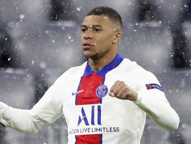 Penyerang Paris Saint-Germain (PSG), Kylian Mbappe, melakukan selebrasi usai mencetak gol ke gawang Bayern Munchen pada laga Liga Champions di Allianz Arena, Kamis (8/4/2021). PSG menang dengan skor 3-2. (AP Photo/Matthias Schrader)