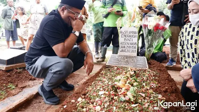 Rano Karno Ziarah Makam Mak Nyak