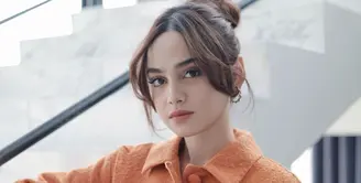 Syifa Hadju makin cantik dengan outfit bernuansa kecokelatan yang membuat kulitnya terlihat semakin glowing. [Foto: Instagram/syifahadju]