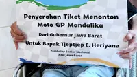 Legenda balap motor Indonesia asal Jawa Barat TjetjepHeriyana mendapat tiket menonton MotoGP secara langsung di Sirkuit Mandalika,Lombok, Nusa Tenggara Barat, dari Gubernur Jawa Barat Ridwan Kamil. (Foto: Biro Adpim Jabar)