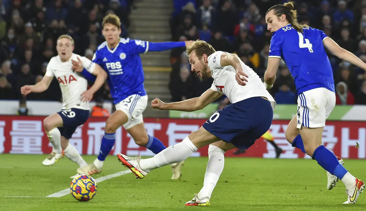 Pemain Tottenham Hotspur Harry Kane (tengah) berusaha mencetak gol ke gawang Leicester City pada pertandingan sepak bola Liga Inggris di King Power Stadium, Leicester, Inggris, 19 Januari 2022. Tottenham menang 3-2. (AP Photo/ Rui Vieira)