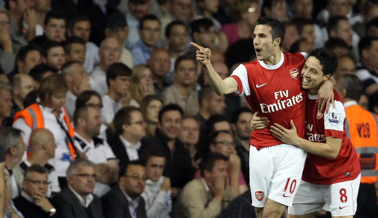 Penyerang Arsenal, Robin van Persie merayakan gol ke gawang Tottenham pada laga Liga Premier di Stadion White Hart Lane, Inggris, Rabu (20/4/2011). (AFP Photo/Adrian Dennis)
