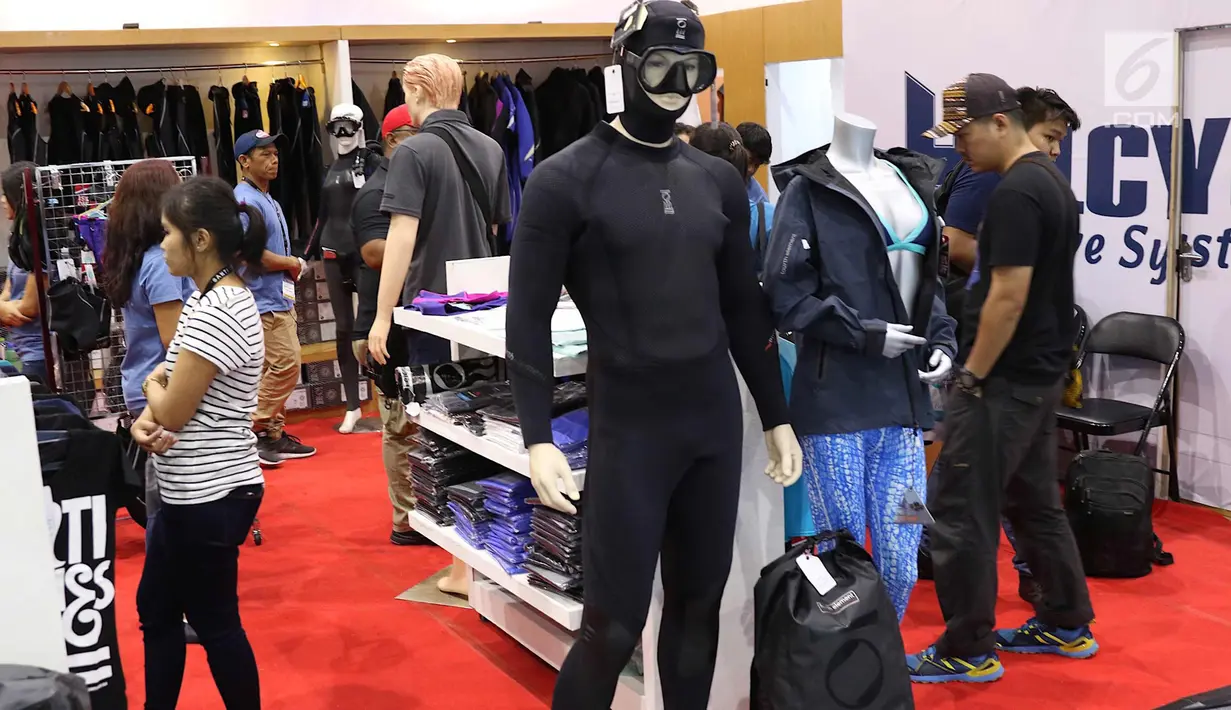Pengunjung melihat produk yang ditawarkan di pameran bertajuk Deep & Extreme Indonesia 2018, Jakarta, Jumat (9/3). Pameran tersebut diramaikan oleh lebih dari 160 booth aneka tema terkait olahraga air dan wisata ekstrem. (Liputan6.com/Immanuel Antonius)