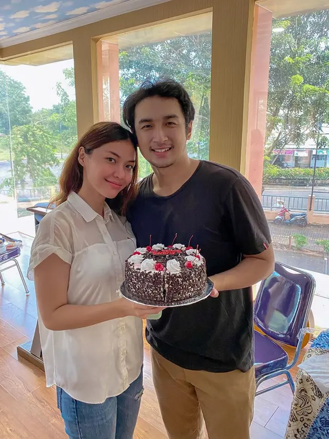 6 Potret Gerald Yohanes ‘Anak Langit’ dan Mezty Mez Setelah Menikah, Makin Lengket