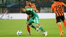 DUO LEADER: Kapten tim dari kedua tim, Steffen Hofmann dan Alex Teixeira, sama-sama ngotot untuk menguasai bola. (Bola.com/Reza Khomaini)