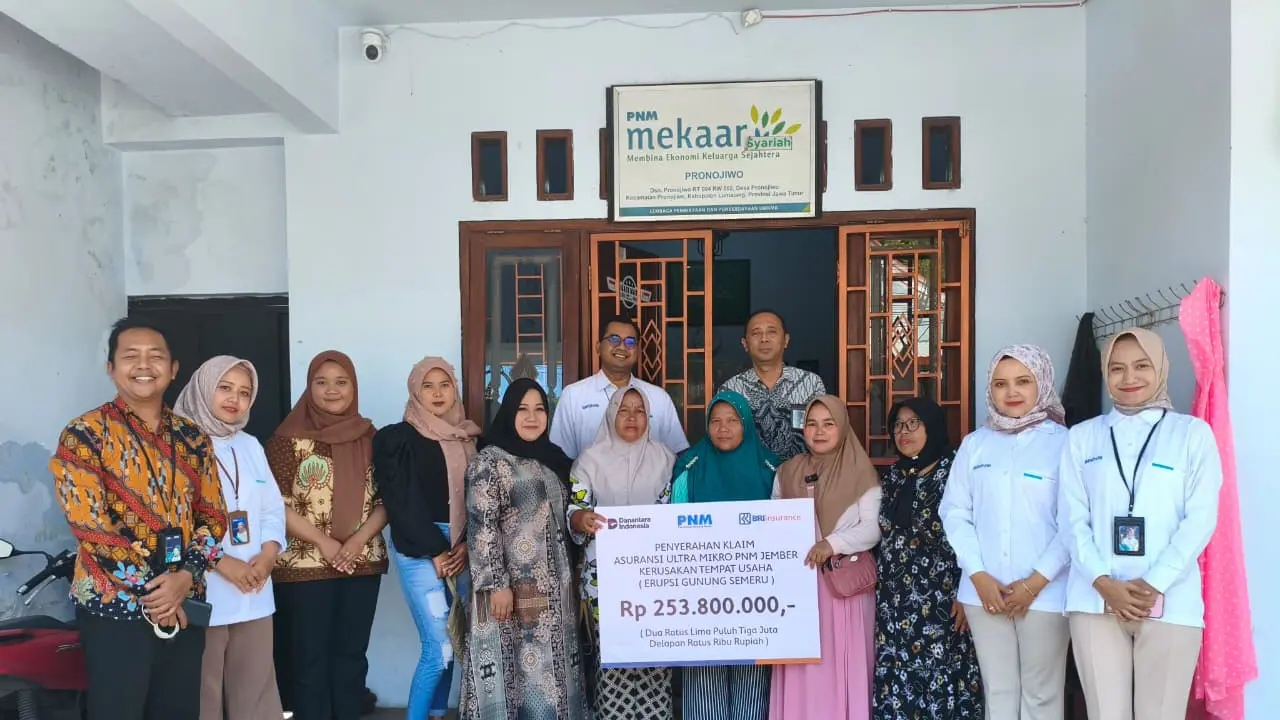 BRI Insurance menyerahkan klaim Asuransi Ultra Mikro kepada nasabah terdampak erupsi Gunung Semeru di Pronojiwo, Lumajang, Jawa Timur. (Dok BRINS)