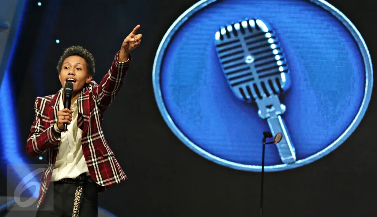 Komika Ephy tampil menghibur penonton dalam acara Grand Final Stand Up Comedy 2015 di Studio Indosiar, Jakarta, (13/11/2015). Mas Cemen, Ephy, dan Musdalifah menjadi Grand Finalis Stand Up Comedy 2015. (Liputan6.com/Immanuel Antonius)