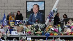 Pemilik Leicester, Vichai Srivaddhanaprabha, meninggal dunia suasana duka terasa di Stadion King Power, Leicester, Kamis (1/11). Pria asal Thailand itu meninggal dunia akibat kecelakaan helicopter. (AFP/Daniel Leal-Olivas)