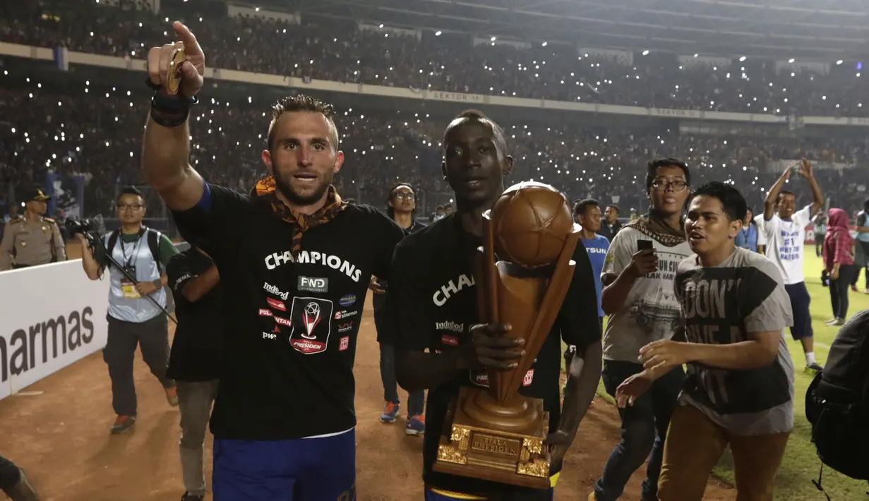 Pemain Persib, Ilija Spasojevic (kiri) dan Makan Kanote, merayakan gelar juara Piala Presiden 2015 di Stadion Utama Gelora Bung Karno, Jakarta, Minggu (18/10/2015). (Bola.com/Vitalis Yogi Trisna)