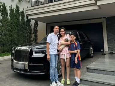 Digendong Raffi Ahmad dan Nagita Slavina, Lily terlihat menggemaskan berfoto dengan latar mobil mewah Roll Royce Raffi. Hingga kini tak sedikit netizen yang merasa sosok Lily adalah perempuan paling beruntung. (Liputan6.com/IG/@raffinagita1717)
