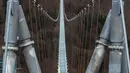 Foto udara yang diambil pada 3 Maret 2023 menunjukkan jembatan gantung yang sedang dibangun, menghadap ke air terjun di Todtnau, barat daya Jerman. Pembangunan jembatan sepanjang 450 meter yang digantung dengan ketinggian hingga 120 meter ini diharapkan selesai pada Mei 2023 dan menjadi daya tarik wisata utama di Black Forest. (PATRICK HERTZOG / AFP)