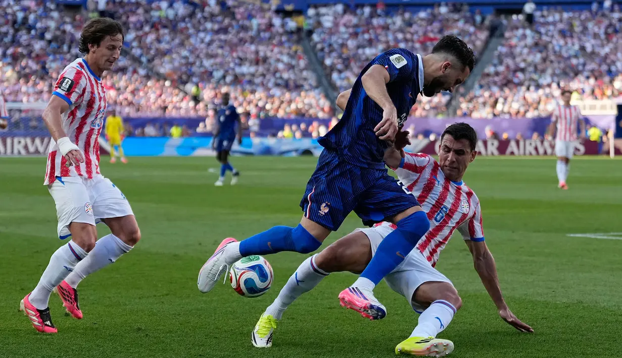 Pemain Praguay Junior Alonso berebut bola dengan pemain Prancis  Rayan Cherki saat  pertandingan sepak bola babak 16 besar Piala Dunia di Philadelphia, Sabtu (04/07/2026). (AP Photo/Matt Slocum)