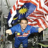 Sheikh Muszaphar Shukor, astronot asal Malaysia yang jalankan salat di luar angkasa.