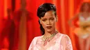 Rihanna pun menggunakan lingerie cantik berwarna merah jambu saat acara Victoria Secret tahun 2012. (ERIK PENDZICH/REX/SHUTTERSTOCK)