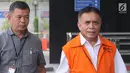 Gubernur Aceh nonaktif Irwandi Yusuf (kanan) tiba di Gedung KPK, Jakarta, Rabu (17/10). Irwandi akan diperiksa sebagai tersangka terkait dugaan menerima suap gratifikas sebesar Rp 32 miliar. (Merdeka.com/Dwi Narwoko)