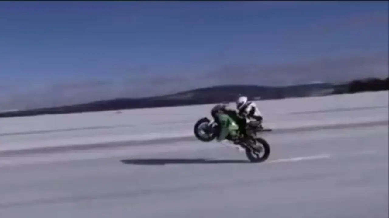Nekat Wheelie Di Permukaan Es, Pebalap Swedia Malah Bikin Rekor