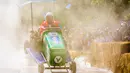 Peserta menaiki kendaraan unik buatannya Refuse Rocket pada ajang Race Red Bull Soapbox di Alexandra Palace, London, 9 Juli 2017. Balapan kotak sabun ini telah menjadi sebuah ajang berskala internasional. (Leo Francis/Red Bull Content Pool via AP Images)