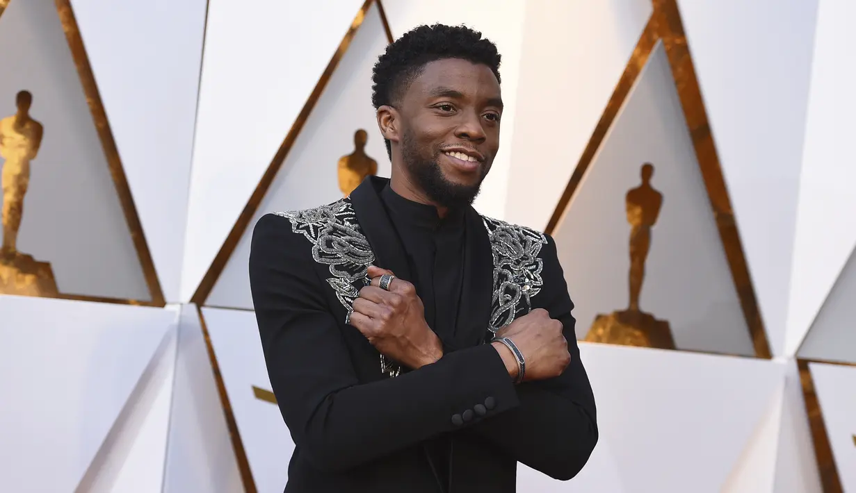 Chadwick Boseman berpose saat tiba di Oscar di Dolby Theatre di Los Angeles pada 4 Maret 2018. Aktor pemeran Black Panther ini meninggal dunia karena penyakit kanker usus, yang ia derita selama empat tahun. (AP Photo/Jordan Strauss)
