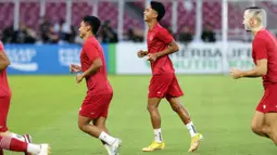 Pemain timnas Indonesia, Marselino Ferdinan (tengah) saat sesi latihan resmi jelang laga kandang semifinal Piala AFF 2022 melawan Vietnam di Stadion Utama Gelora Bung Karno, Jakarta, Kamis (5/1/2023). Timnas Indonesia akan melakoni leg pertama semifinal Piala AFF 2022 melawan Vietnam, Jumat (6/1). (Liputan6.com/Helmi Fithriansyah)