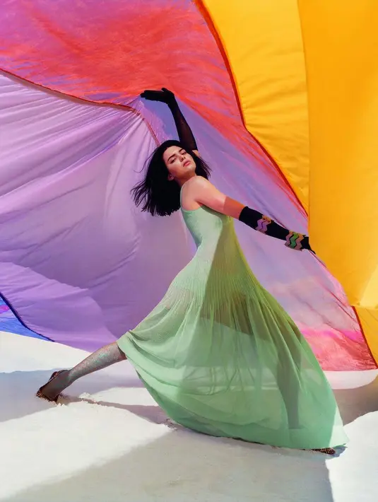 Meski demikian hal itu membuat dirinya absen untung menghadiri   acara fashion show yang juga dihadiri Bella Hadid dan Winnie Harlow. (instagram/kendalljenner)