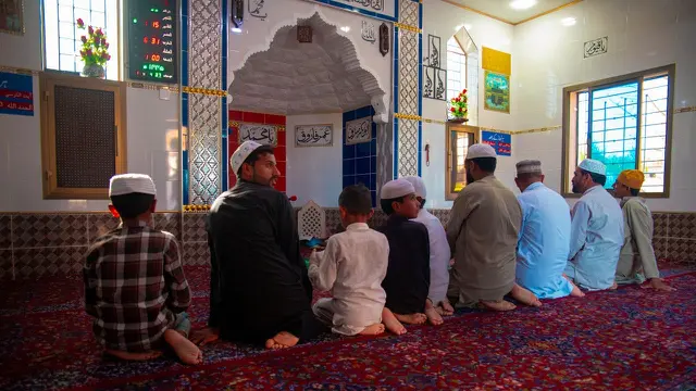 Muslim shalat di masjid di shaf depan (Pexels)