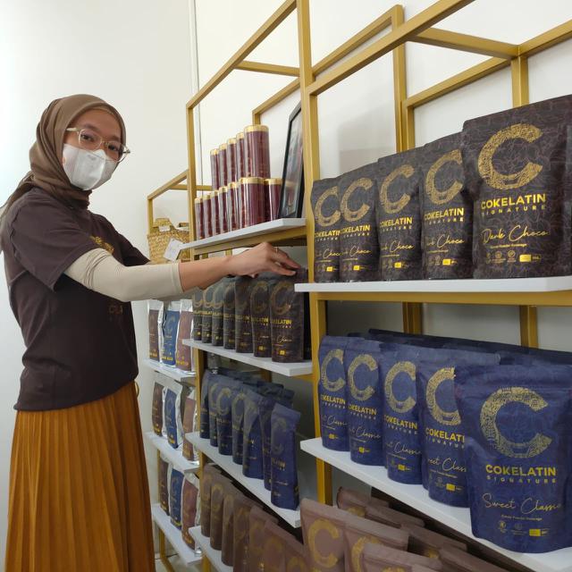 Nugroho Surosoputra bersama Irena Surosoputra meresmikan Cokelatin Signature