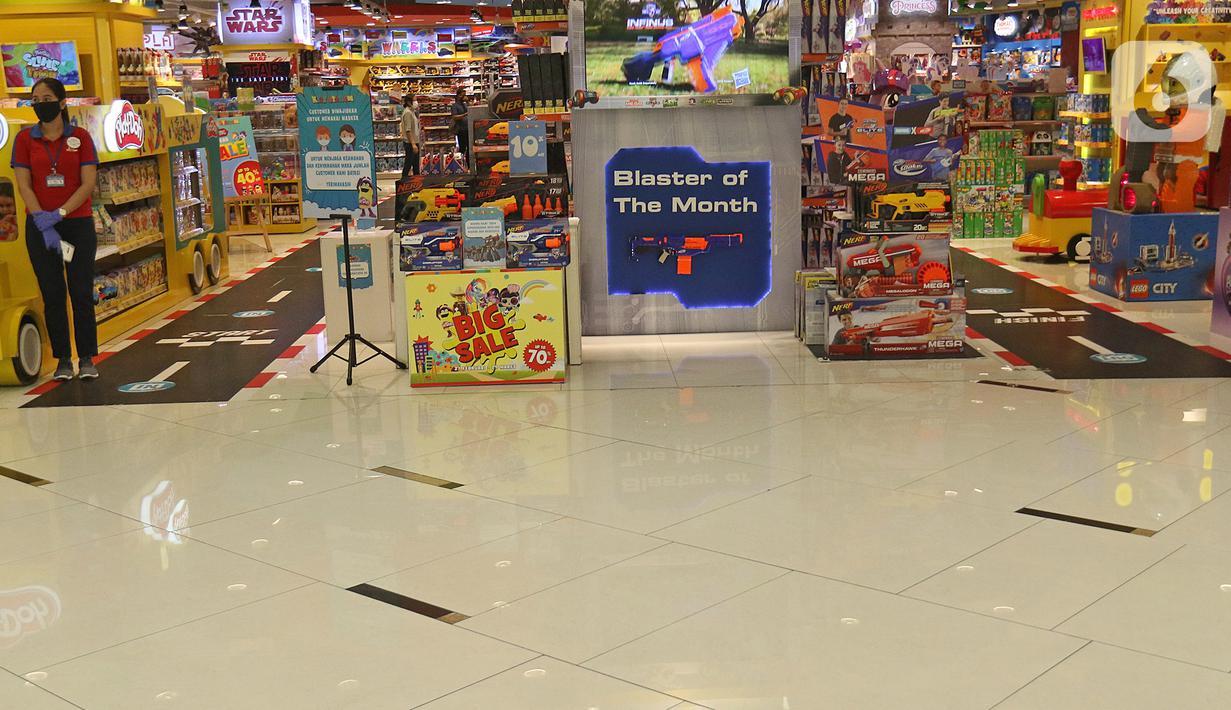 Suasana salah satu gerai mainan di Mall Senayan City, Jakarta, Senin (15/6/2020). Pusat perbelanjaan atau mal di Jakarta kembali dibuka pada Senin (15/6) di masa PSBB transisi dengan jumlah pengunjung masih dibatasi hanya 50 persen dari kapasitas normal. (Liputan6.com/Herman Zakharia)