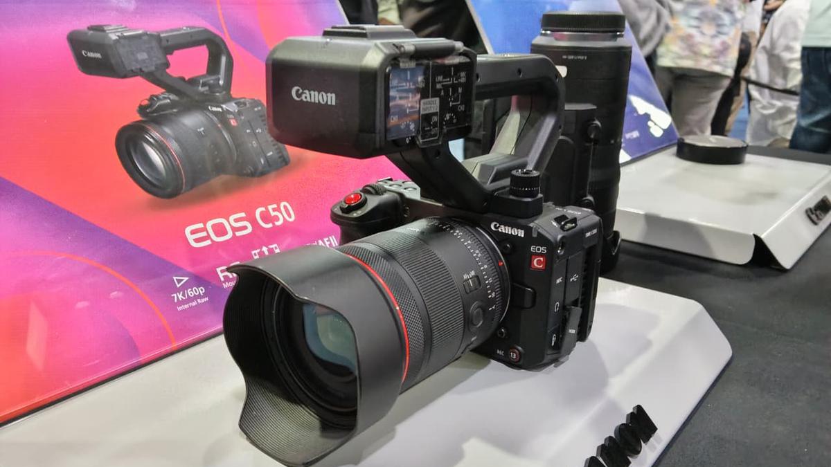 Canon EOS C50, Kamera Sinema Super Ringkas untuk Kreator Profesional