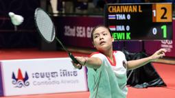 Pebulu tangkis tunggal putri Indonesia, Komang Ayu Cahya Dewi bertanding melawan pebulu tangkis putri Thailand, Lalinrat Chaiwan pada final bulu tangkis beregu putri SEA Games 2023 di Badminton Hall Morodok Techo National Stadium, Phnom Penh, Kamboja, Kamis (11/05/2023). (Bola.com/Abdul Aziz)