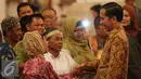 Presiden Joko Widodo mengundang perwakilan pedagang dari sejumlah pasar di Jakarta di Istana Negara, Jakarta, Kamis (3/9/2015). Jokowi menyalami pedagang saat bertemu di Istana. (Liputan6.com/Faizal Fanani) 