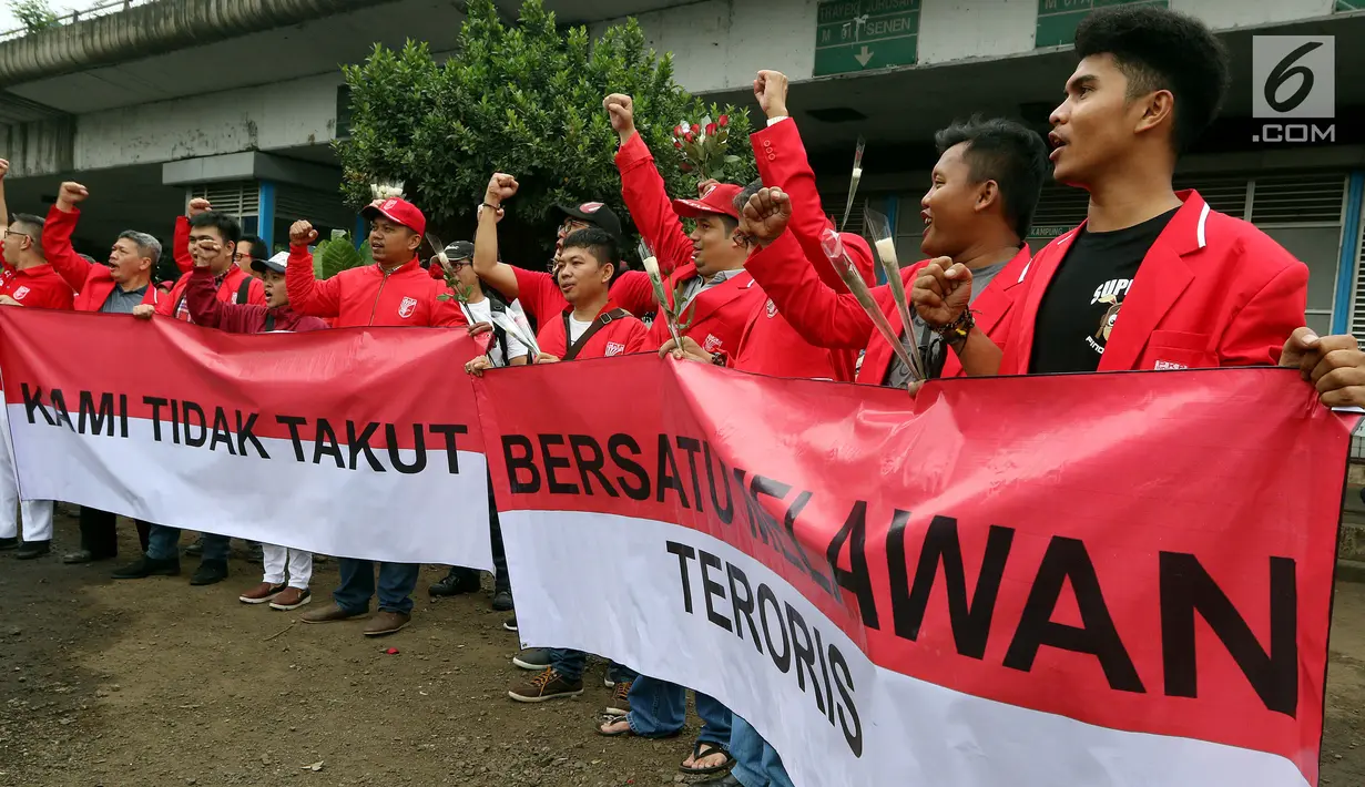 Peserta aksi membawa spanduk berisi ajakan untuk tidak takut kepada teroris dan bersatu untuk melawan teroris, Jakarta, Minggu (28/5). (Liputan6.com/Johan Tallo)