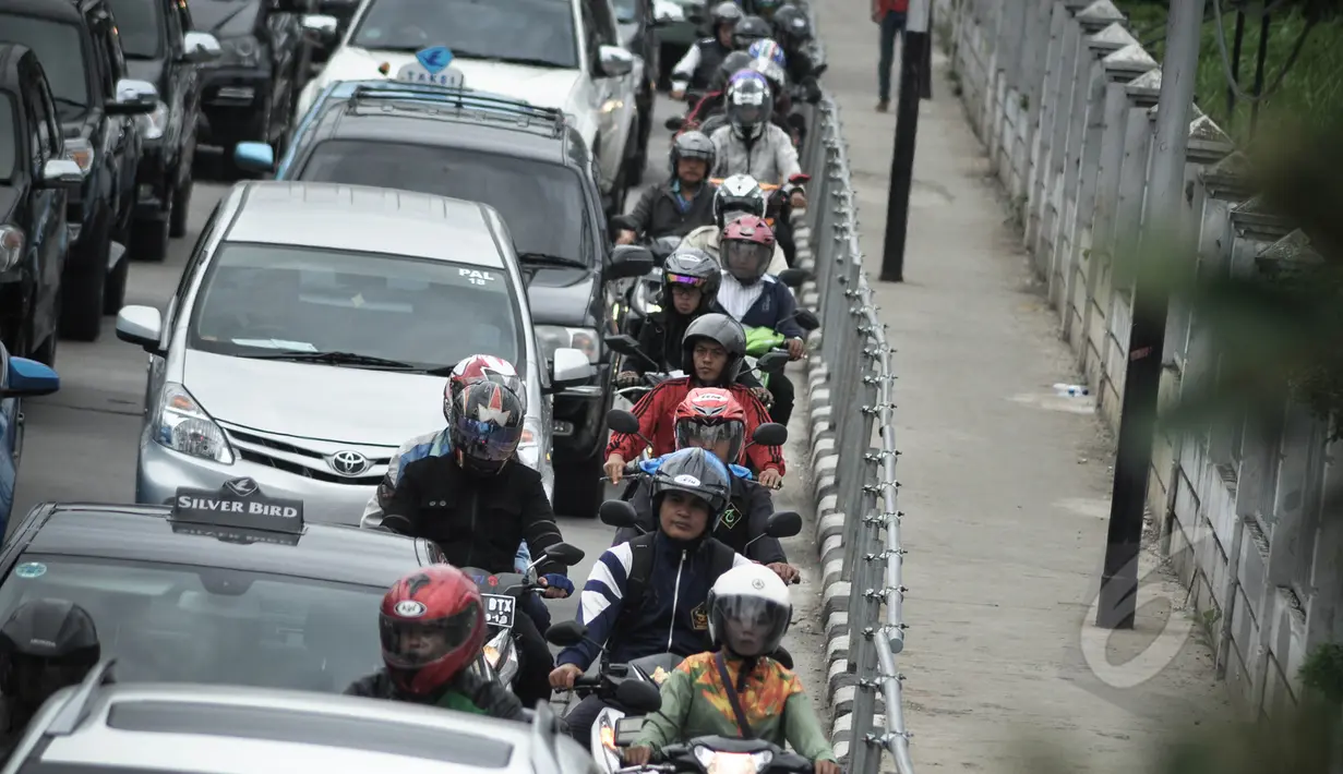 Sejumlah pengendara bermotor roda dua melintas di depan kawasan Ratu Plaza, Jakarta, Selasa (7/4/2015). Pemprov DKI bakal memperluas perlintasan pelarangan sepeda motor hingga Jalan Sudirman (Ratu Plaza) Jakarta Selatan. (Liputan6.com/Faizal Fanani)
