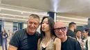 Setelah membuat heboh dengan pakaian renda serba hitam,  Mun Ka Young kembali mencuri atensi saat menghadiri pertunjukan Dolce & Gabbana di Milan Fashion Week. Kali ini, ia tampil berkilau dalam balutan sequin gold dress dengan detail high slit yang menawan.  [@m_kayoung].