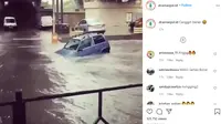 Terlihat sebuah mobil mungil mencoba melewati banjir yang cukup dalam. (@dramaojol.id)